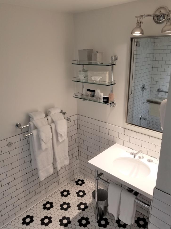 Where to Stay in Hollywood: Hollywood Hotel - bathroom